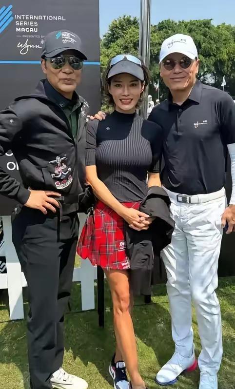 任达华身边这女人是谁？看着好漂亮啊，身材是真的棒！
年轻时候，肯定是个大美人。即