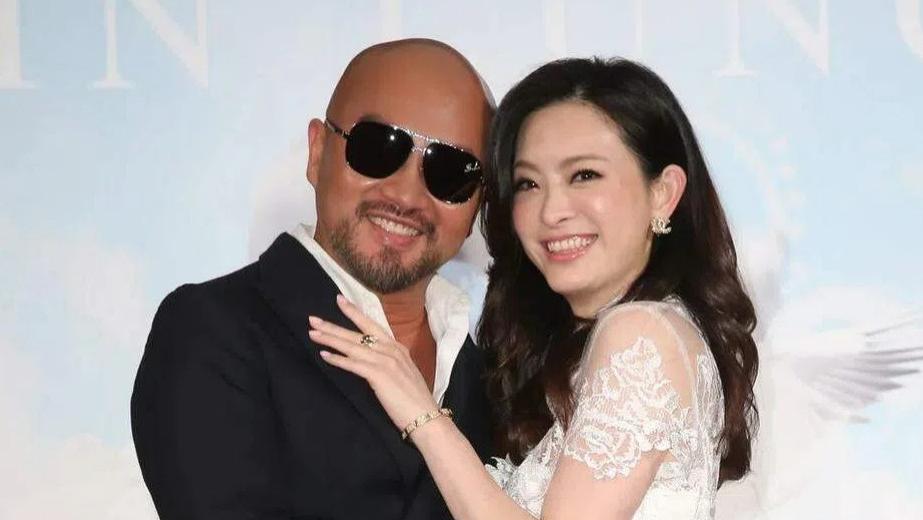 53岁辛龙退圈5年宣布复出，否认再婚要为刘真鳏守一生：不会再谈恋爱