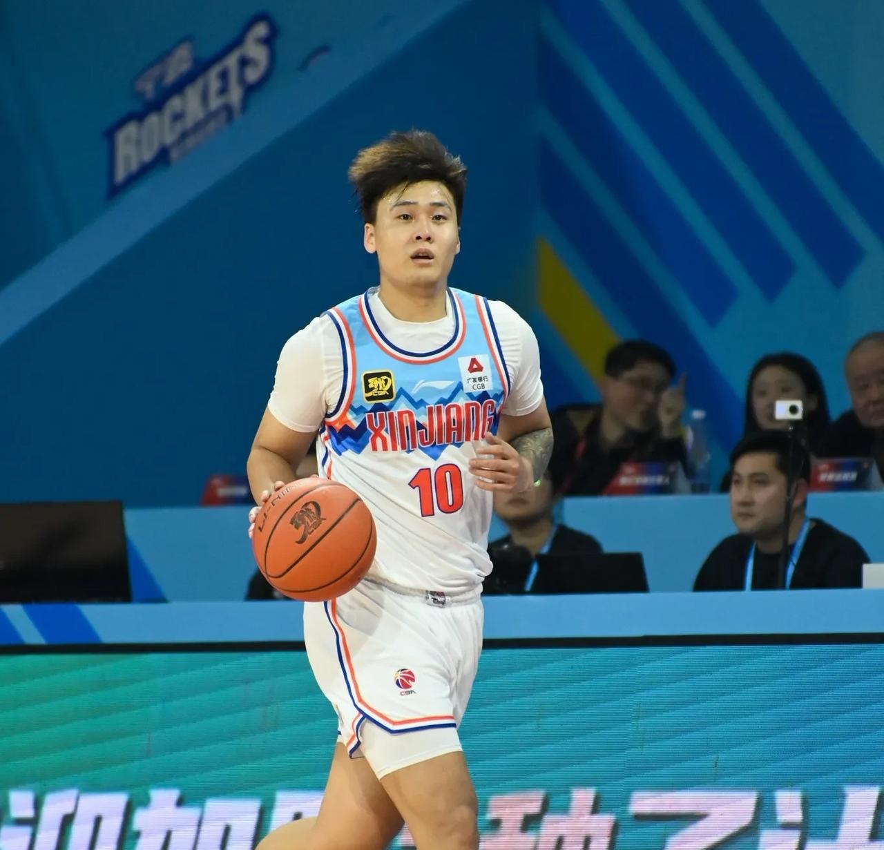赵睿加盟北京，张镇麟加盟上海，崔永熙加盟广东，广厦卫冕冠军。CBA格局北京，上海