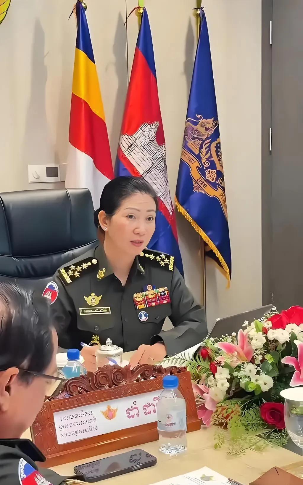 年轻漂亮的四星女上将…
柬埔寨国防部女国务秘书丹达丽尼，四星上将，这个女人相当不