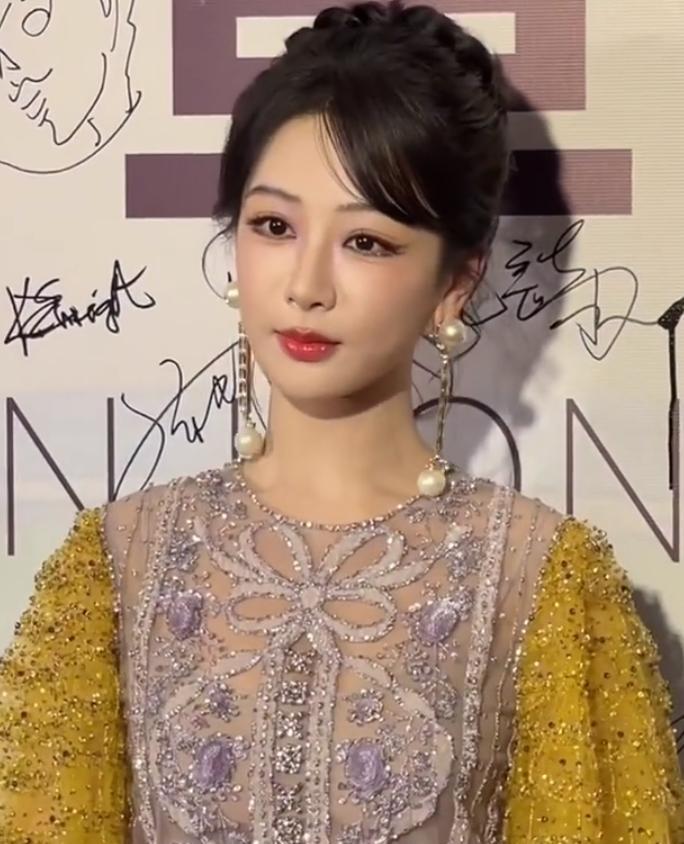 杨紫今天出席电影节活动
妆感太浓，被说仿了热巴的妆容，某些角度确实有点像，看了一