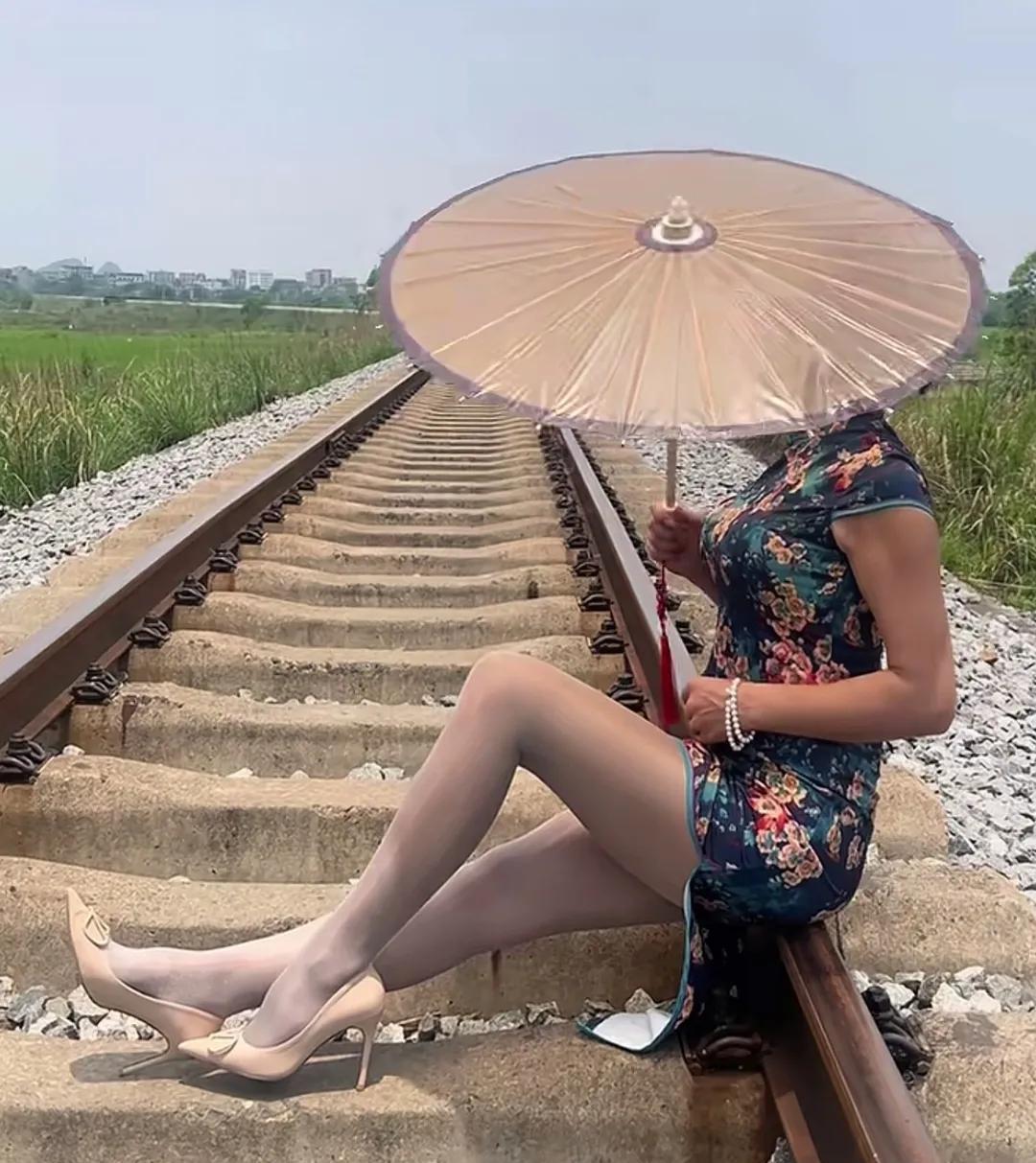 #如何把旗袍穿出自己的气质#这款旗袍很有气质，但别光顾气质美了，一定要注意安全啊
