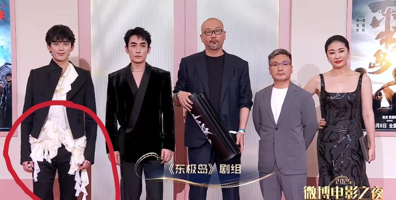 咋就是说，吴磊啊
你长得是很帅，小脸宽肩的
笑容也很甜的，可是
就这衣服是谁给你