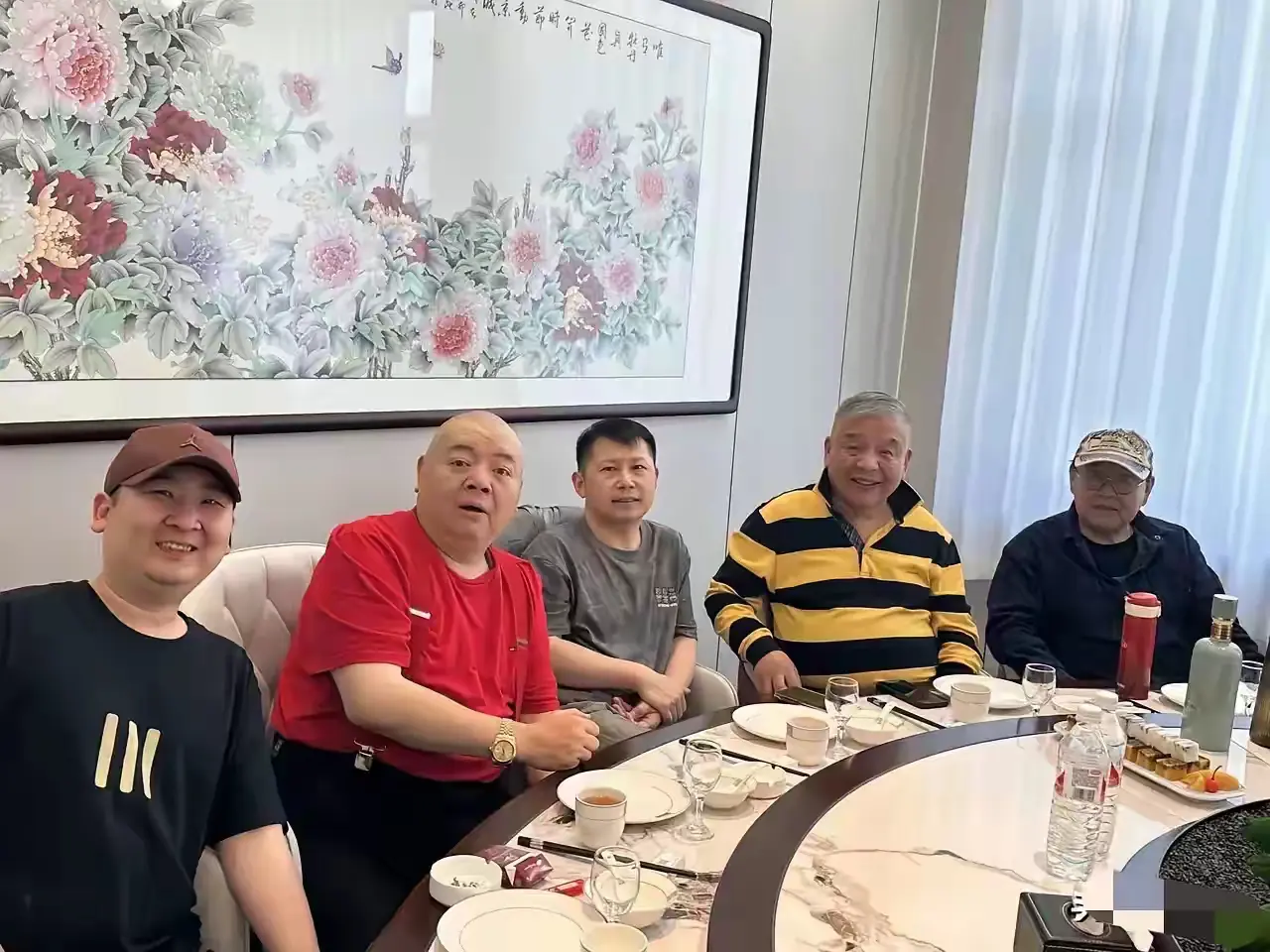 有谁知道这几位实力派演员，桌子上喝的是什么酒