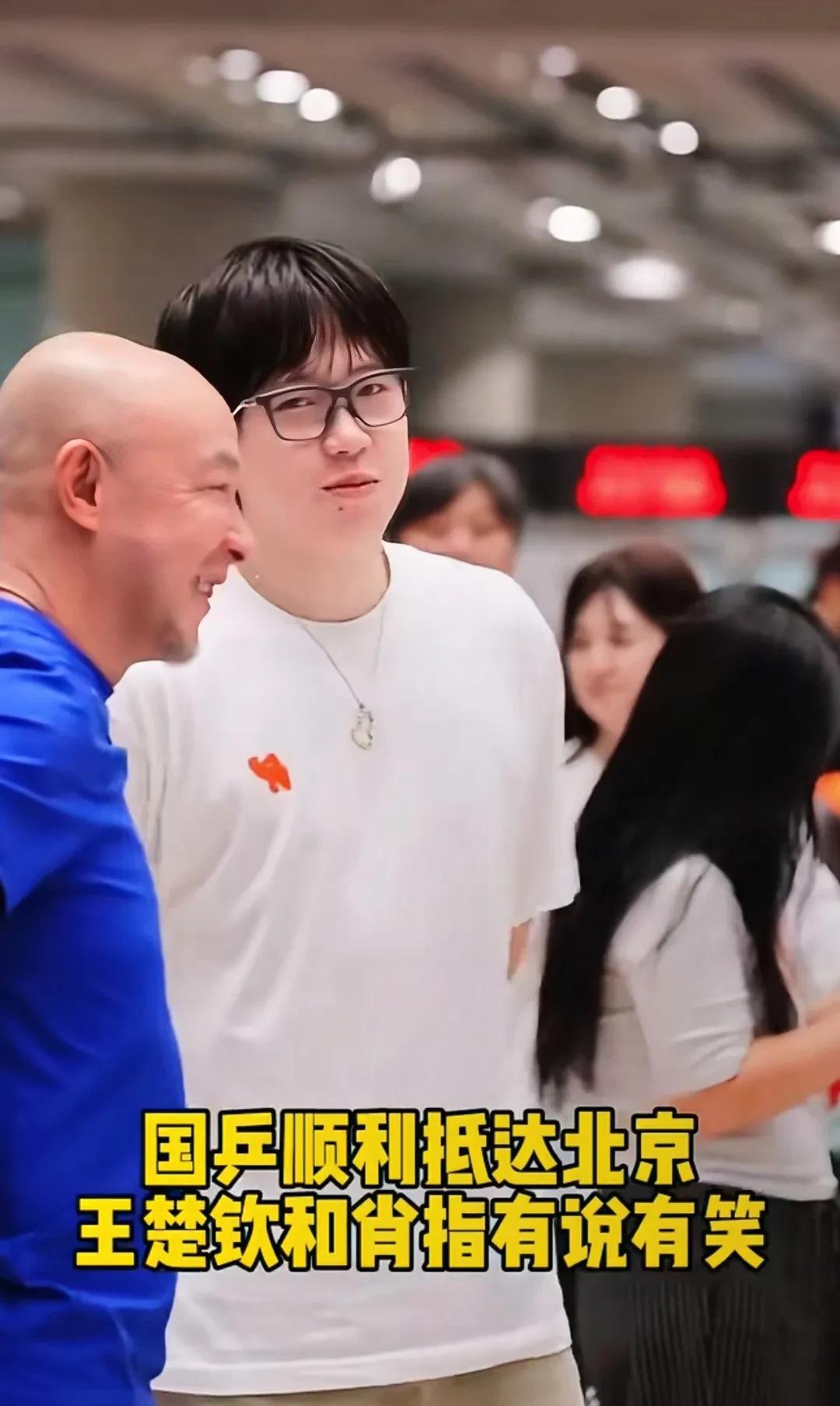 王楚钦的好心情，瞬间被毁了。
刚和恩师肖战温情叙旧，转头就被怼脸生拍。
结束近1