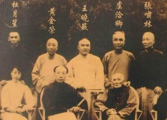 1931年，卢小嘉趁着夜黑风高，偷偷溜进了醇亲王的府邸。一进来，就一把抱住了王妃