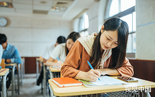 女子高考前夕被爆抄袭，她主动联系班主任和校领导自证清白，绝不姑息污蔑者