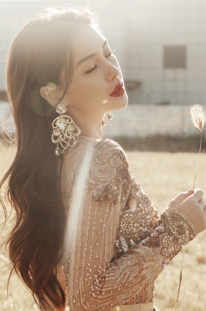 无人的昏黄荒野上，万里无云的晴空下，她一袭礼服长裙写真，没得毫无压力