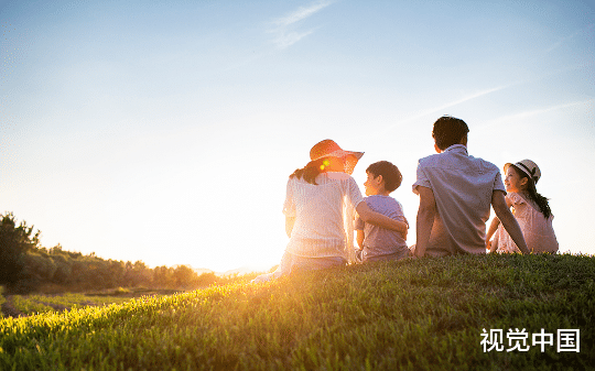 爸妈逼我跳崖觉醒预言能力后，我沦为他们的赚钱工具，重生我让爸妈倾家荡产