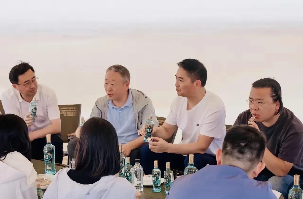 不是，刘强东这么勇敢老实的吗？
今天洋河和京东官号晒出两家公司老板在沙漠聚会照片