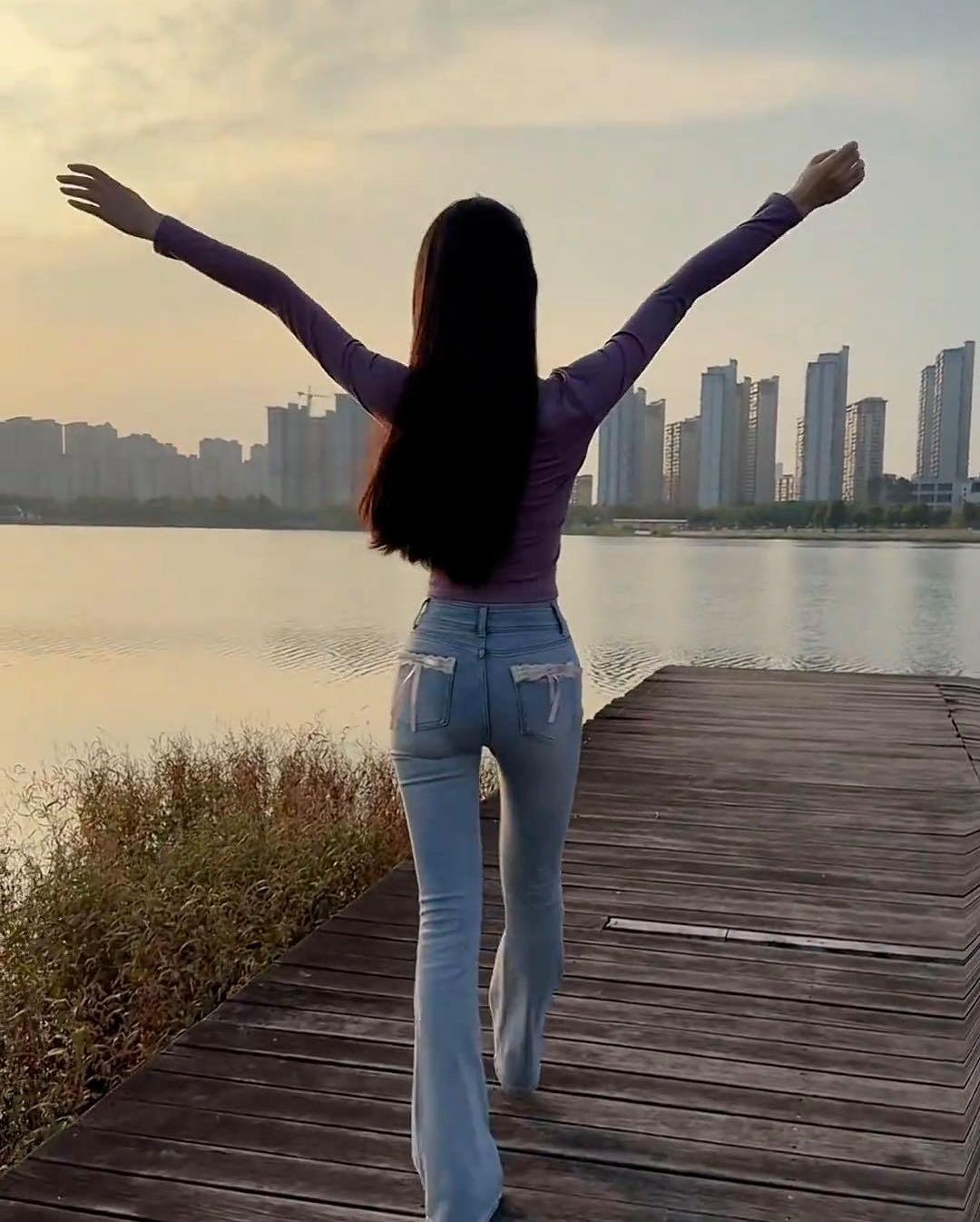 站在木板路上，湖光秋色美不胜收，心情也跟着开阔起来～