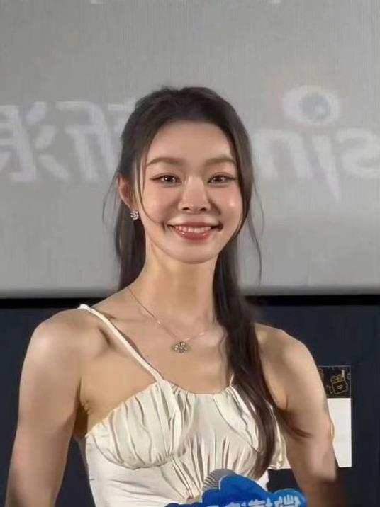 大家发现没？
宋轶的脸突然变了
不是她整容了，也不是她去医美了，而是她换了化妆师