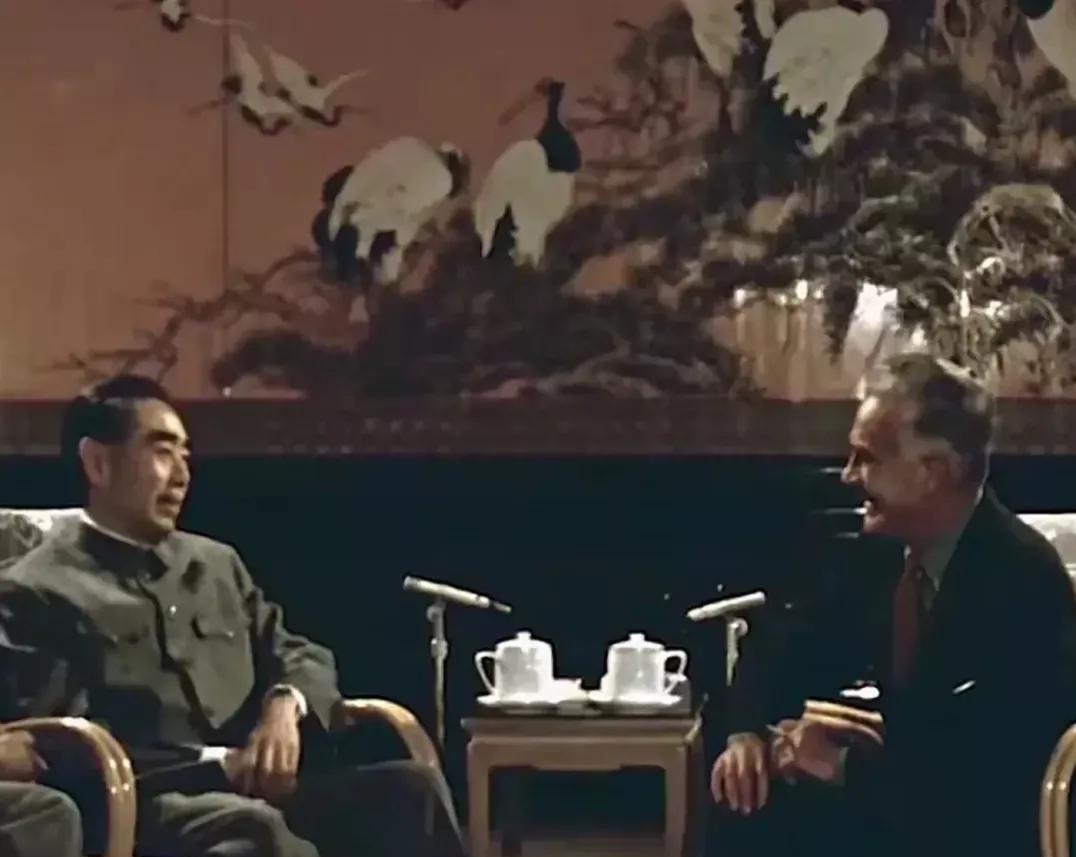 周总理与斯诺在一起，亲切交谈，嘘寒问暖，笑容满面，举止温柔，笑容灿烂，喜笑颜开，
