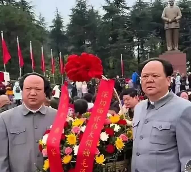 两位饰演毛主席的演员日前在韶山的毛主席铜像前进行了献花仪式，并留下了一张珍贵的合