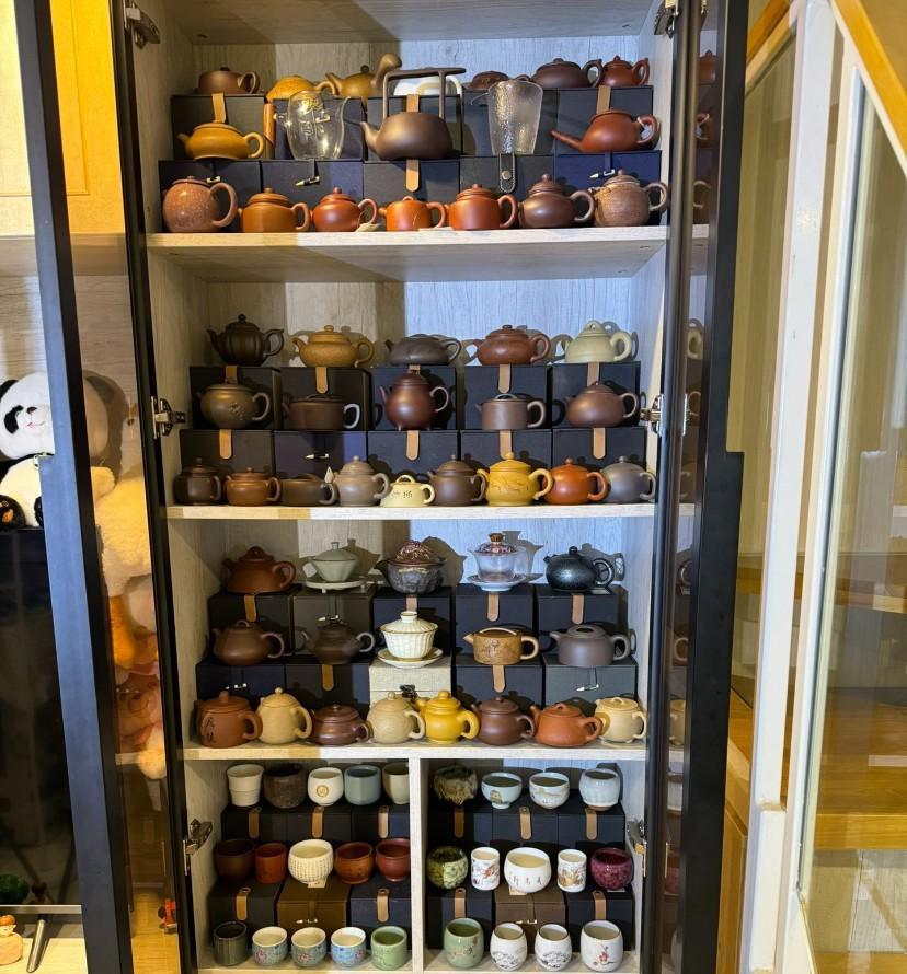 自从有了直播带货，我老公每天就是买买买。还单独买了一个置物架放他的茶壶，虽然没有