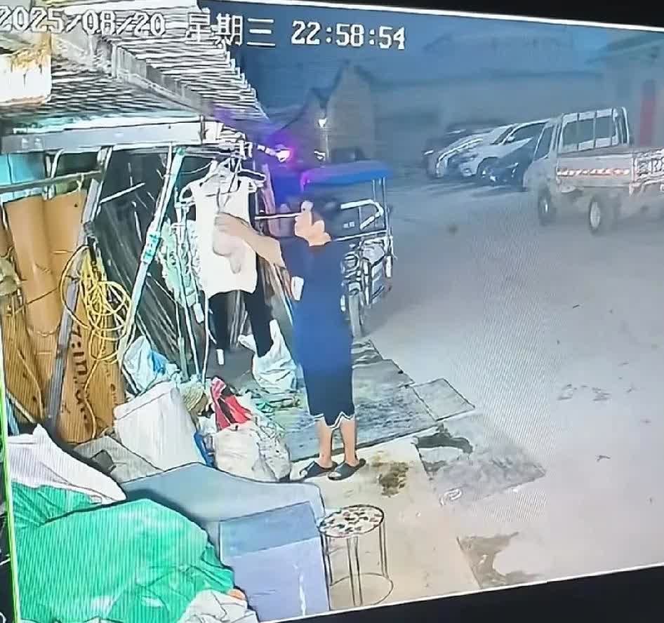 真丢人，这下子全网都看见了！男子深夜偷女性内衣，被监控拍得清清楚楚，这偷去到底有