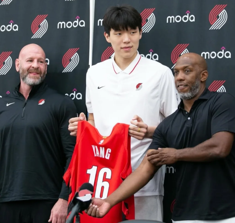 杨瀚森在NBA夏季联赛迎来开拓者首秀，对战金州勇士！这位2025年首轮16顺位新
