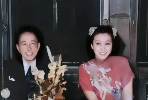 这是1947年，钱学森和蒋英新婚当天拍摄的珍贵照片。两人幸福洋溢，对着镜头笑容灿