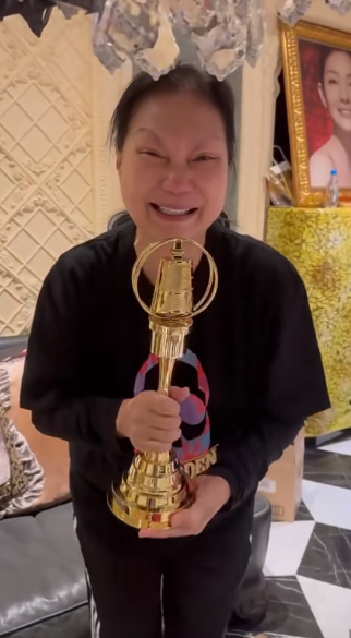 天哪！这是S妈吗？怎么老了那么多？S妈心上的洞被小S补了，但她真的老了肿了好多啊