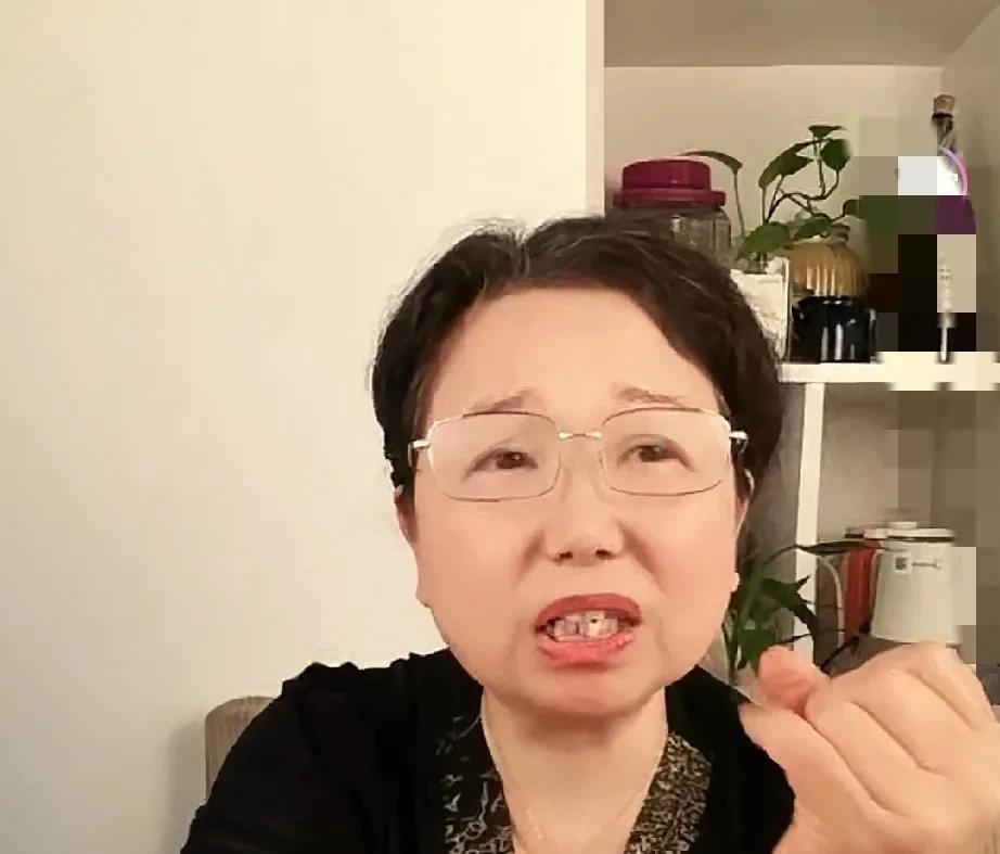 老度真的有点反常哈!有点无法理解啊！
曾经二叔来的，她积极去找二叔，二叔帮她树猫