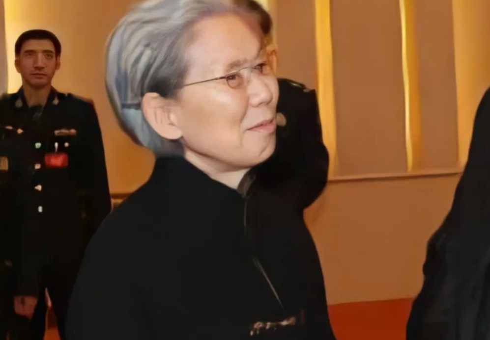 杨得志夫人漂亮有气质。1989年，开国上将杨得志的原配妻子申戈军去世，他伤心难过