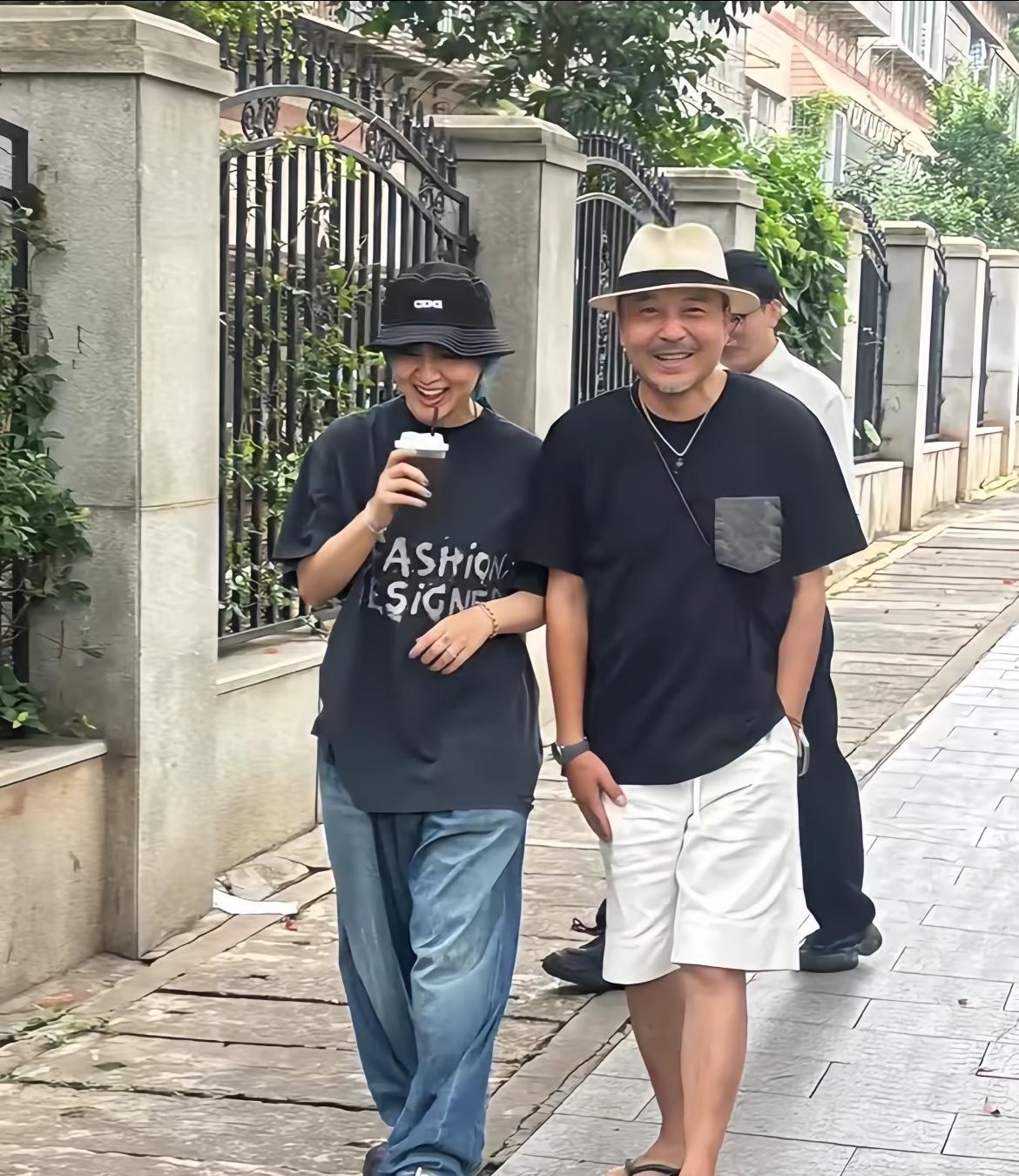 51岁汪涵戴礼帽，穿搭大裤衩子，大爷范十足！
近日，周笔畅在湖南老家长沙开演唱会