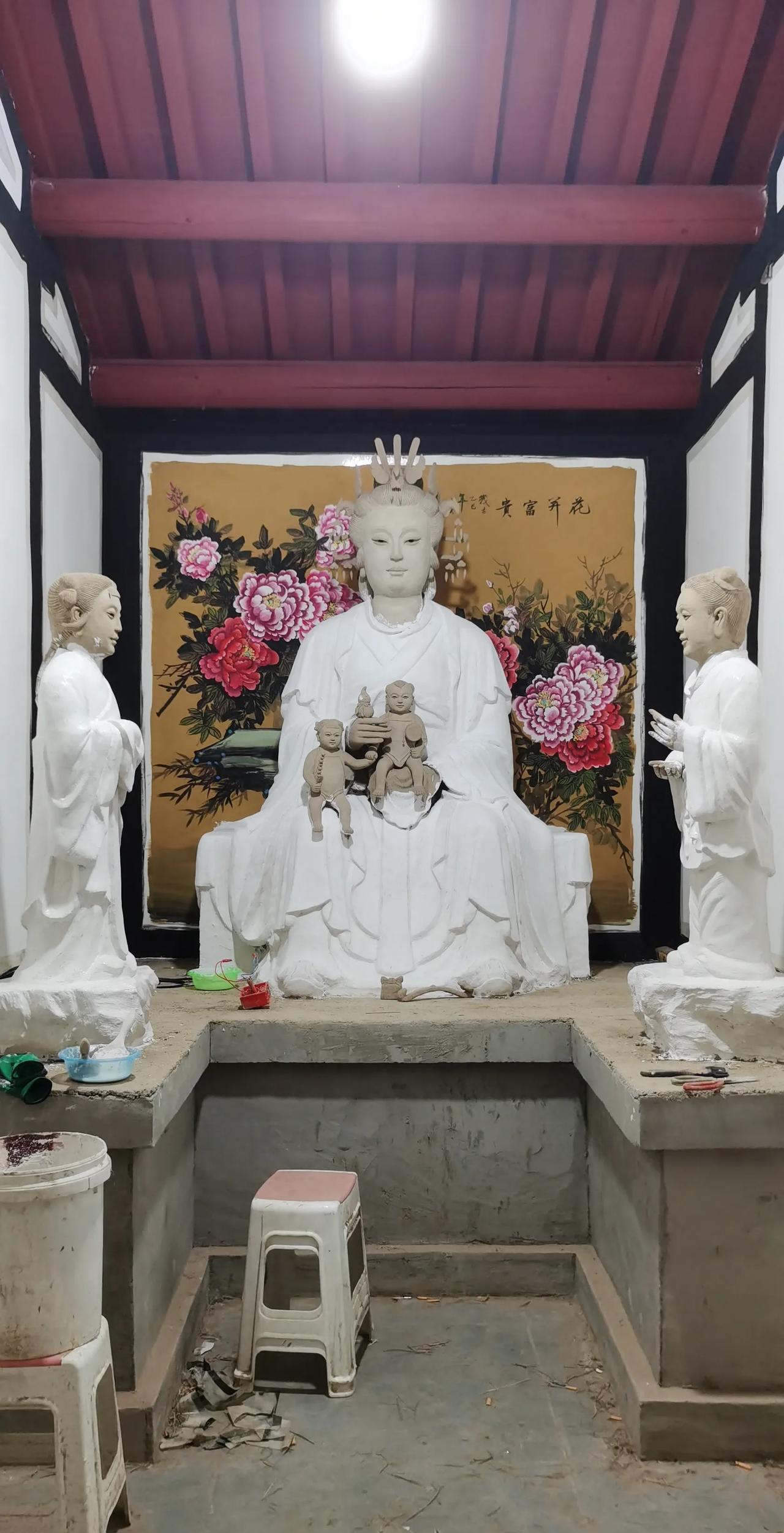 在送子娘娘像前，专注打白的时光，像是一场与信仰和匠心的对话。手指游走在素白泥胎上