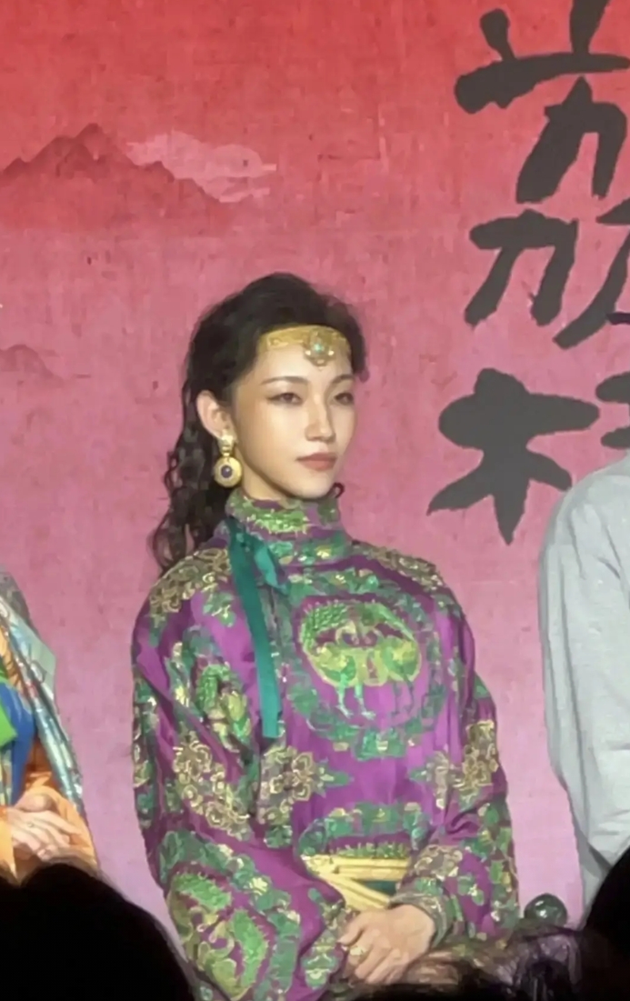 我问我闺蜜，那尔那茜也太傻了吧，怎么还自爆定向委培违约？不怕把父母牵扯进来？
