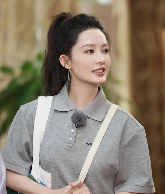 李沁扎高马尾搭配金属耳环，笑容明媚，和马思纯同框，笑容满分。