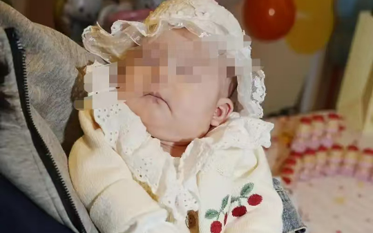 花季少女不顾众人围观在操场上生下孩子，背后真相浮出水面，让所有人震惊