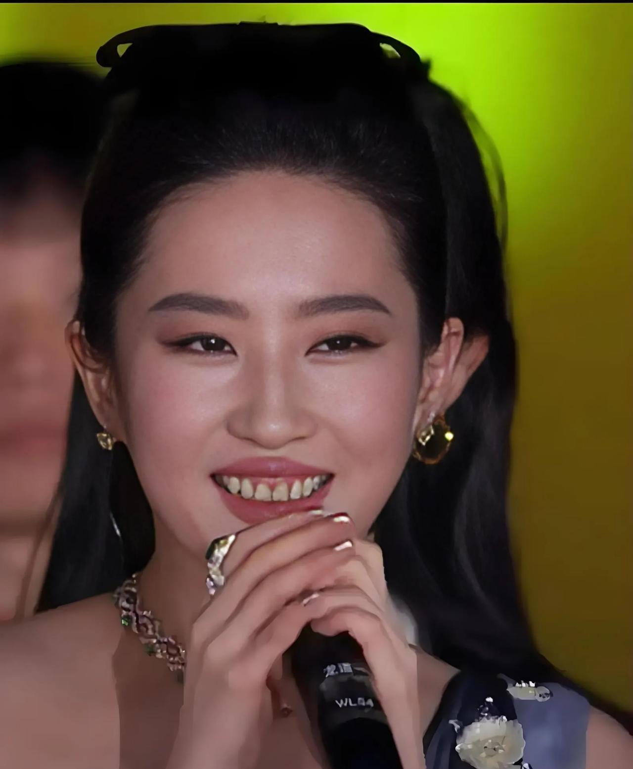说句可能招骂的话，
刘亦菲的颜值真没吹的那么神，
内娱颜值天花板这头衔，我实在没
