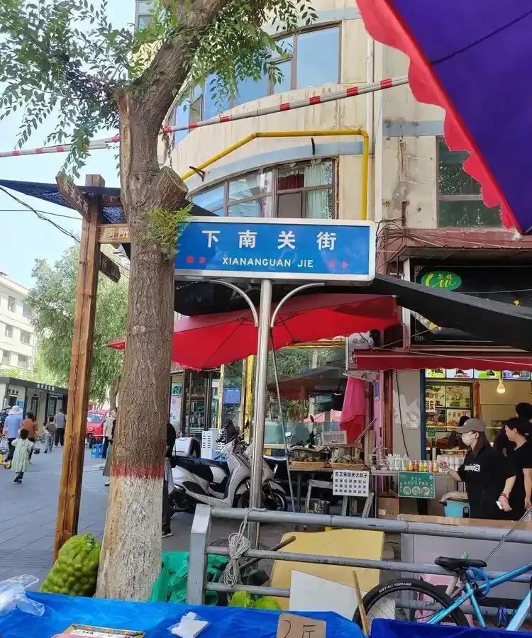 昨天跟着《超人到处跑》回了一趟西宁老家。《超人到处跑》是新晋网红自媒体达人，他以