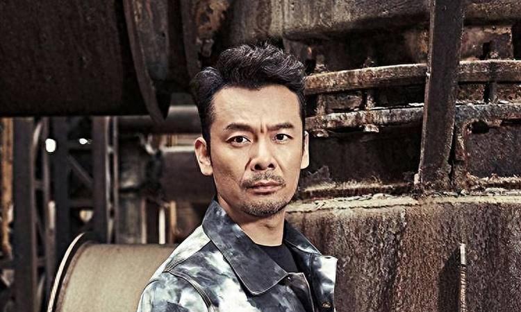 父亲是著名导演，他 “窝囊” 35 年没人理，直到遇 66 岁迟蓬才大火！
《生