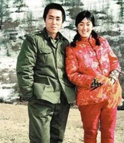 1987年，张艺谋借了40000元请当地农民种了100亩高粱，并承诺粮食归他们所