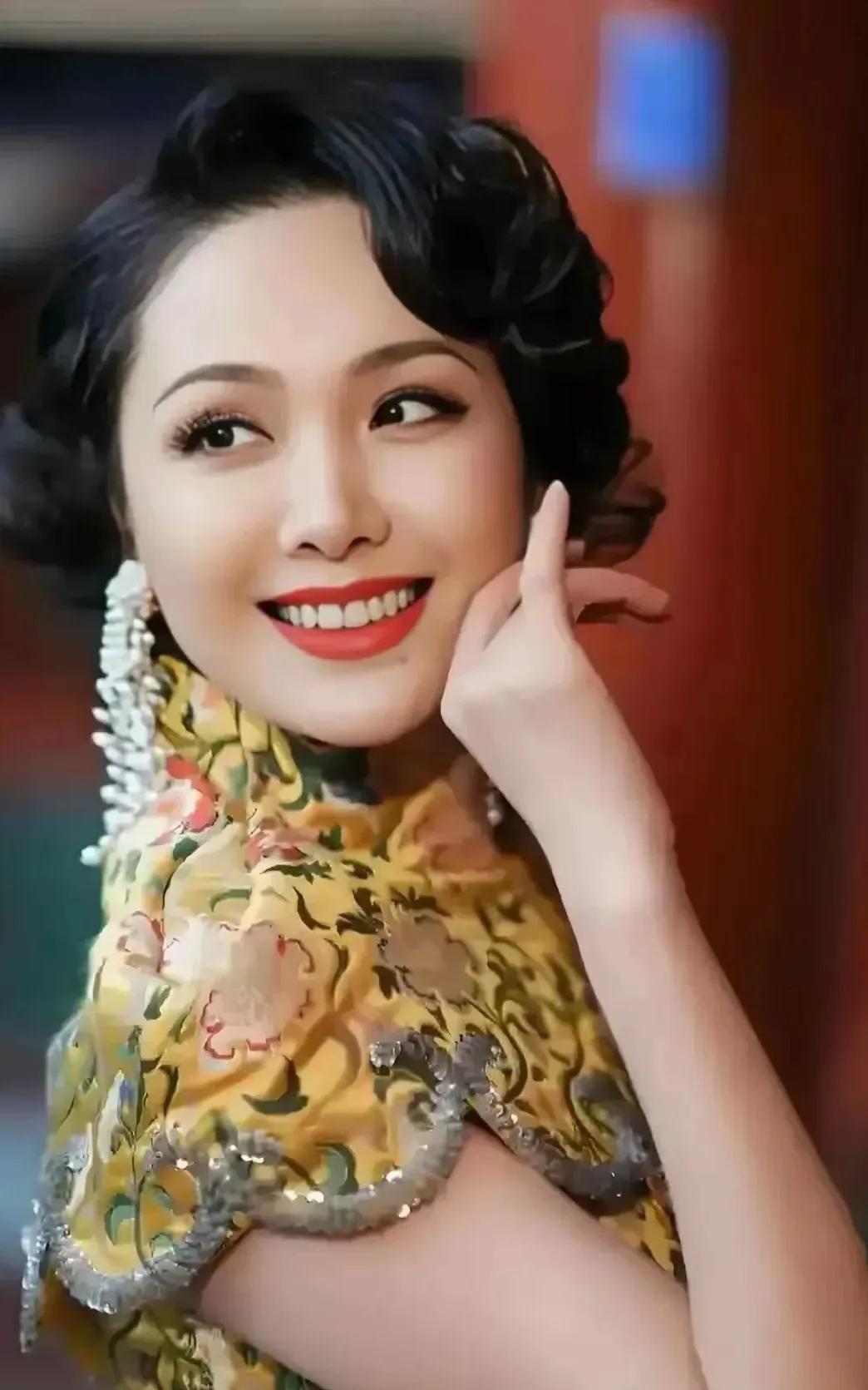 程莉莎，这女演员好漂亮！这会说话的眼睛，这兰花指，好有女人味呀！她不太出名，她老