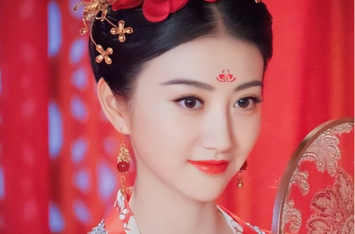 2004年，16岁的景甜坐进了车牌为9988的豪车，没过多久课也不上了，学校直接