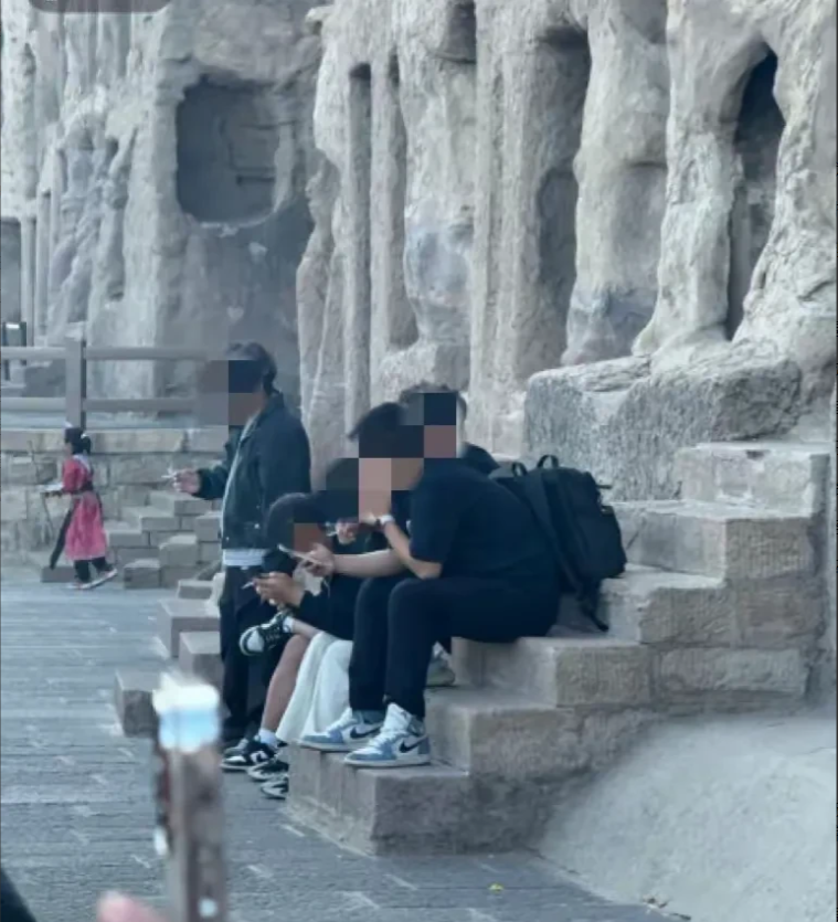 所有的烟民都沉默了，云冈石窟景区4个年轻人在角落里面抽烟的照片传到网上，不但很多