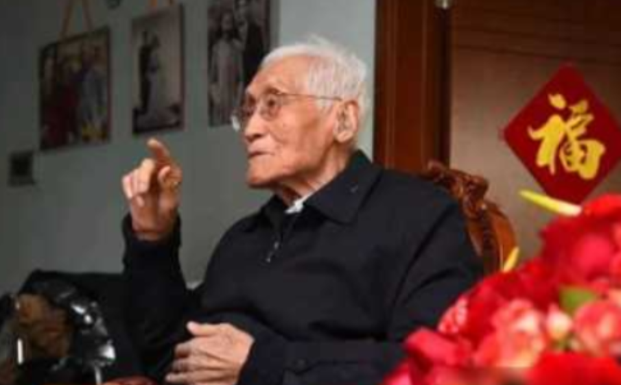 1945年，科学家陆元九公派赴美留学，在轮船上，他因为太过饥饿多拿一个面包，这一