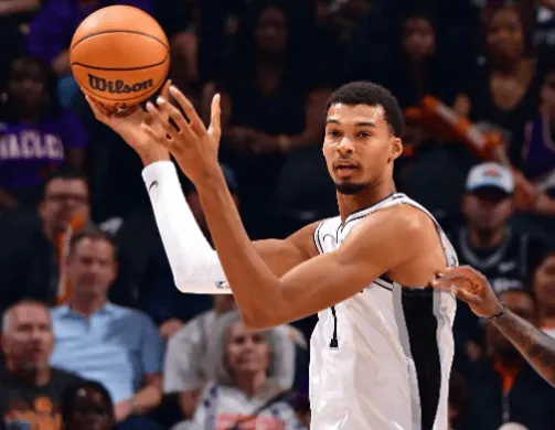 文班得学会怎么保护自己的膝盖了

现在联盟都知道膝盖是弱点的话，很有可能每场都会