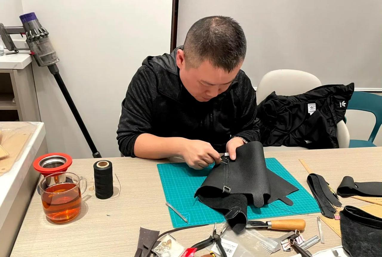 郑敏想买包，岳云鹏一听价格说：“这玩意这么贵，我给你做个一模一样的！”郑敏背着包