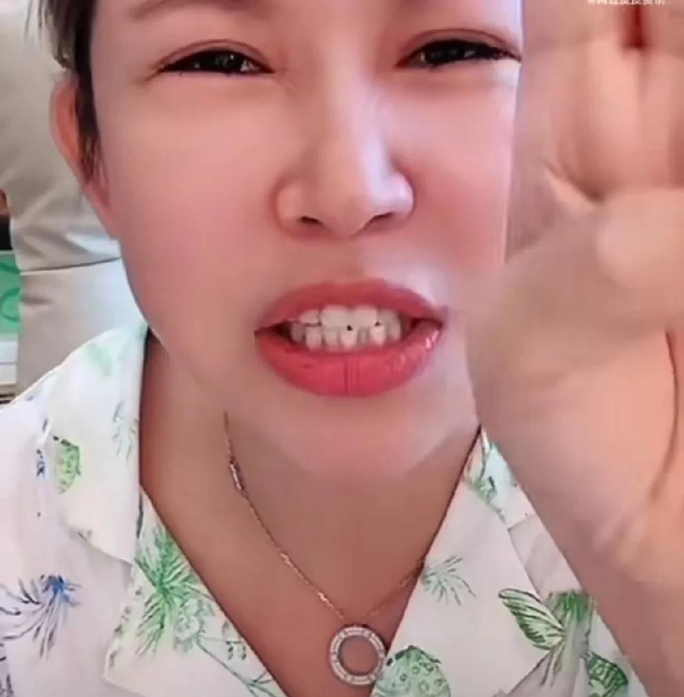 驴姐发誓不嫌母亲脏，支专场开皮遭二驴喝令关播！
无人接听，一旁的驴姐夫劝止别再胡