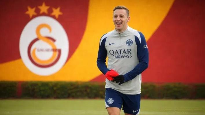 半路杀出个程咬金？据知名转会专家罗马诺报道，加拉塔萨雷提出500万欧租借费+30