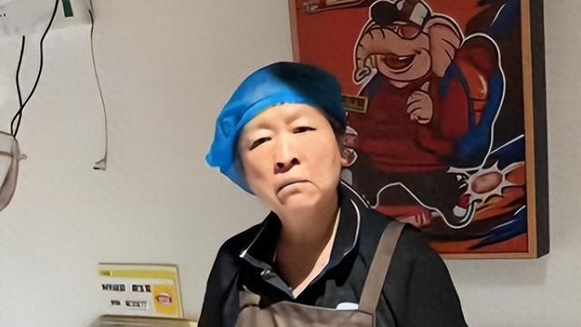 饭店老太暴躁撵客后续！涉事门店黑料被扒，现已歇业，创始人道歉