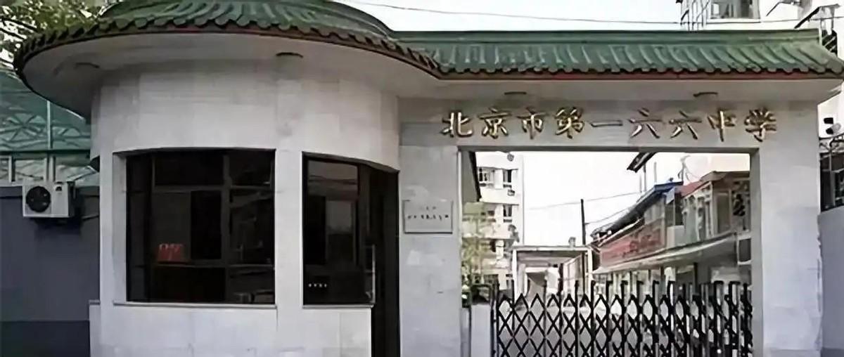 华国锋便装去开女儿的家长会，被人问起：老哥贵姓？干啥工作的？



1974年3