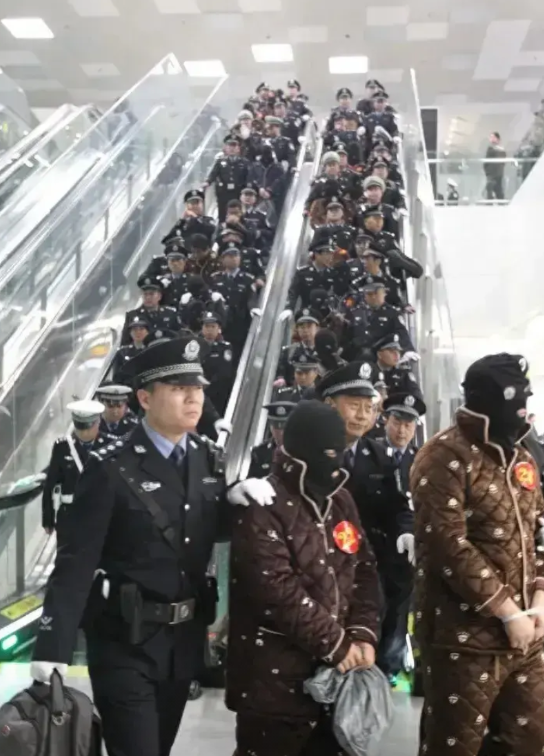 我建议把所有的负债人都抓进去！要我说啊，抓进去坐牢这可能还真是好事儿，都抓进去了