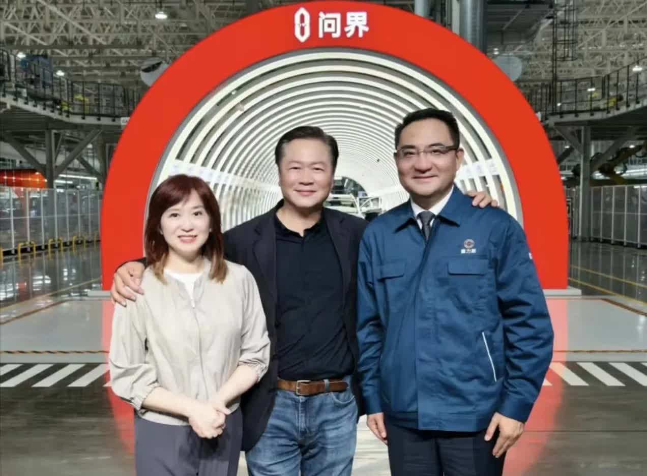 没想到台湾评论员赖岳谦不仅是华为手机的忠实粉丝，还是问界汽车的粉丝。

在重