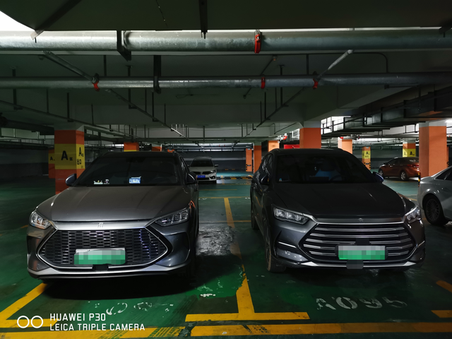 碰巧路过 2 辆宋 plus
dmi，你们对比觉得哪个好看？