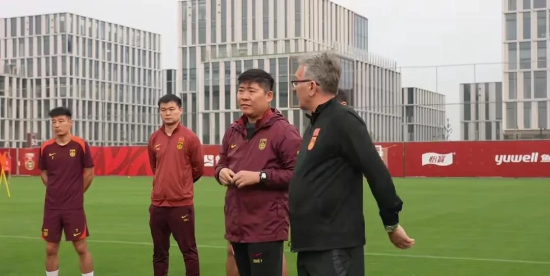 武磊今天上午正式告别国家队。  这突如其来的消息，如同晴天霹雳，让无数球迷惋惜不