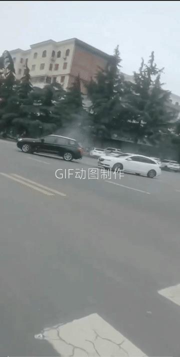 发视频的人说，白车追尾，黑车女司机下车理论，若怒了白车司机。
白车司机开车追黑车