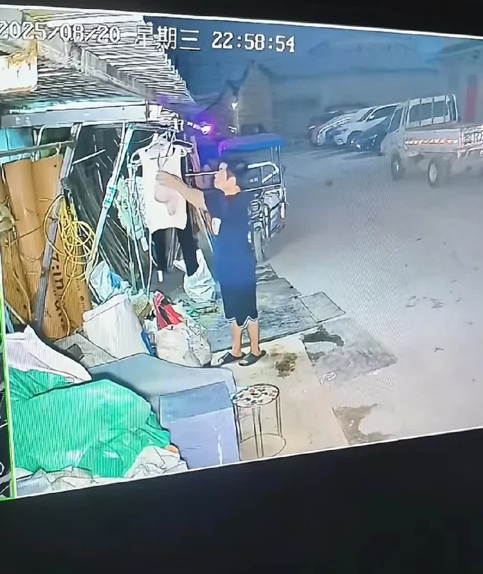 真丢人，这下子全网都看见了！男子深夜偷女性内衣，被监控拍得清清楚楚，这偷去到底有
